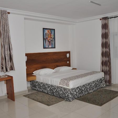 Rosalie'S Suites Ломе Экстерьер фото