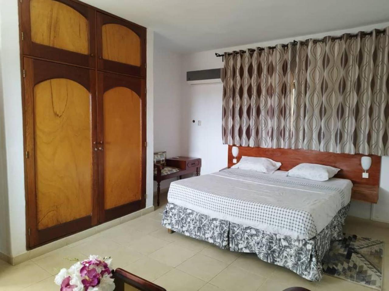 Rosalie'S Suites Ломе Экстерьер фото