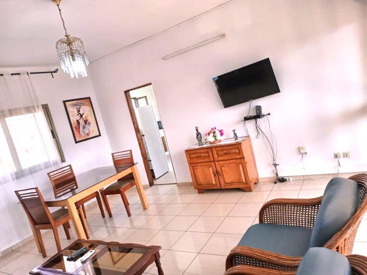 Rosalie'S Suites Ломе Экстерьер фото