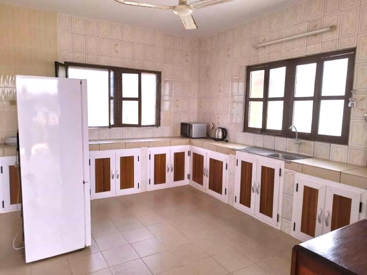 Rosalie'S Suites Ломе Экстерьер фото