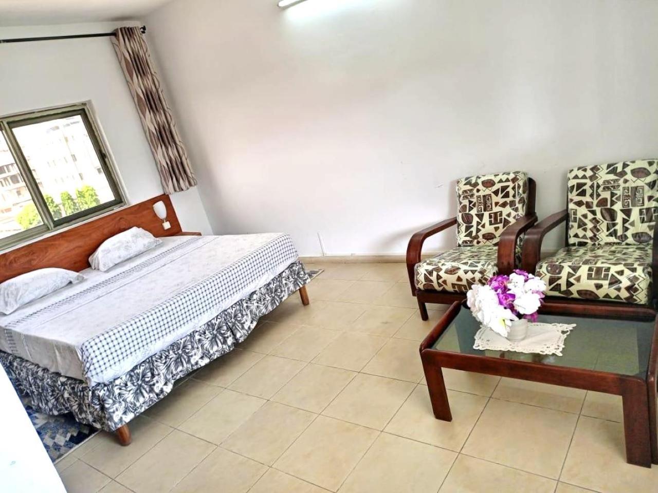 Rosalie'S Suites Ломе Экстерьер фото