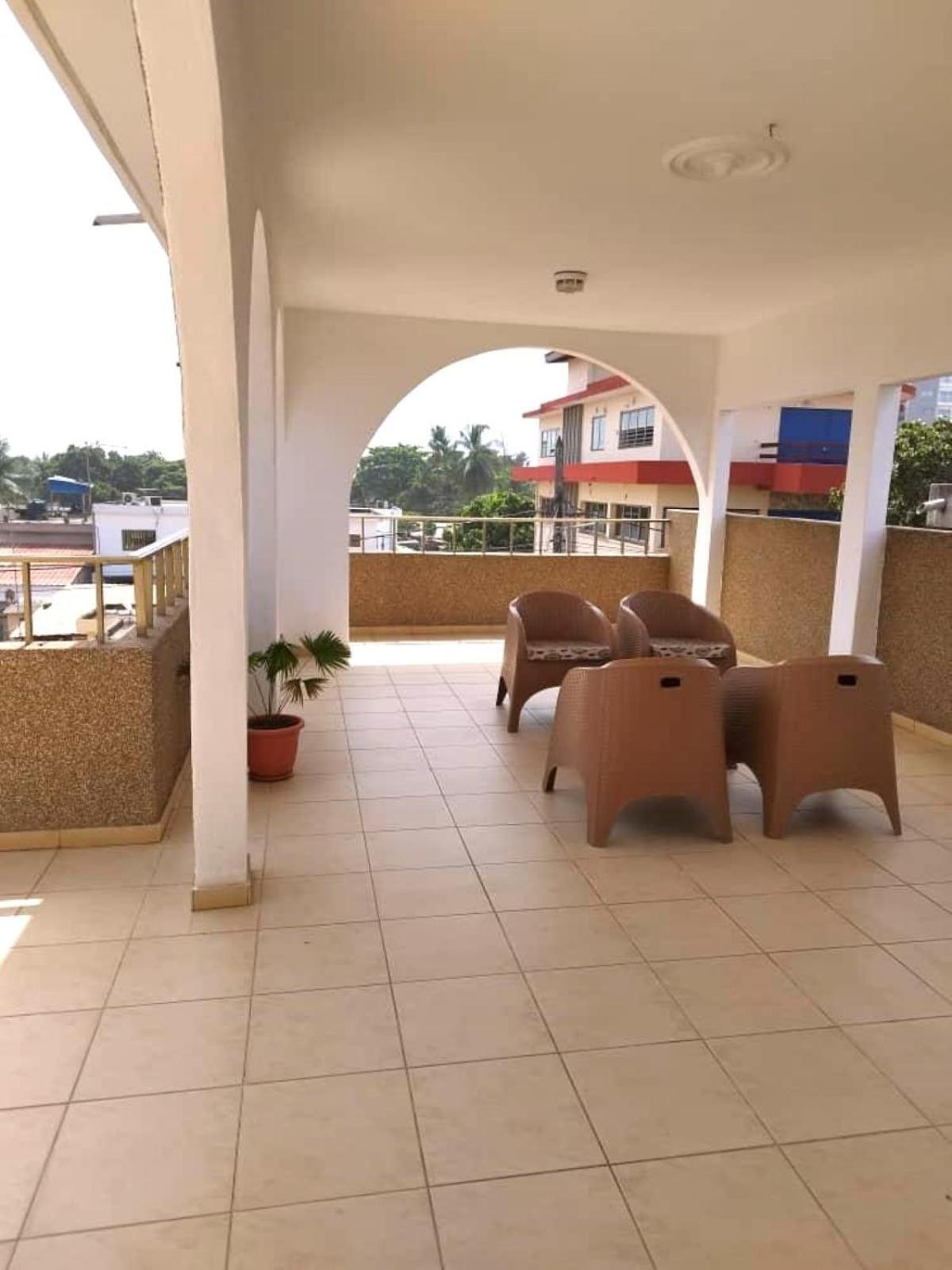 Rosalie'S Suites Ломе Экстерьер фото