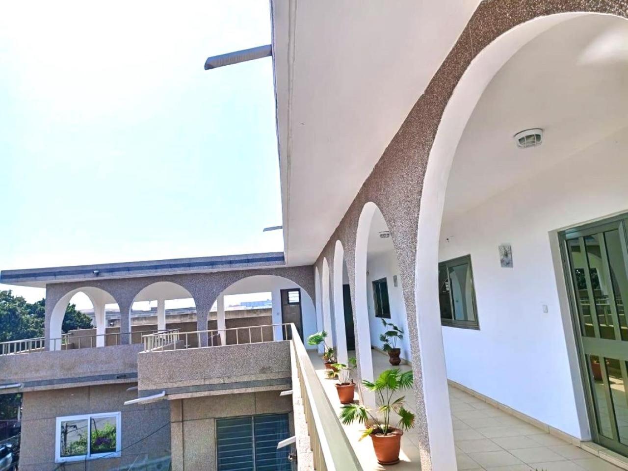 Rosalie'S Suites Ломе Экстерьер фото