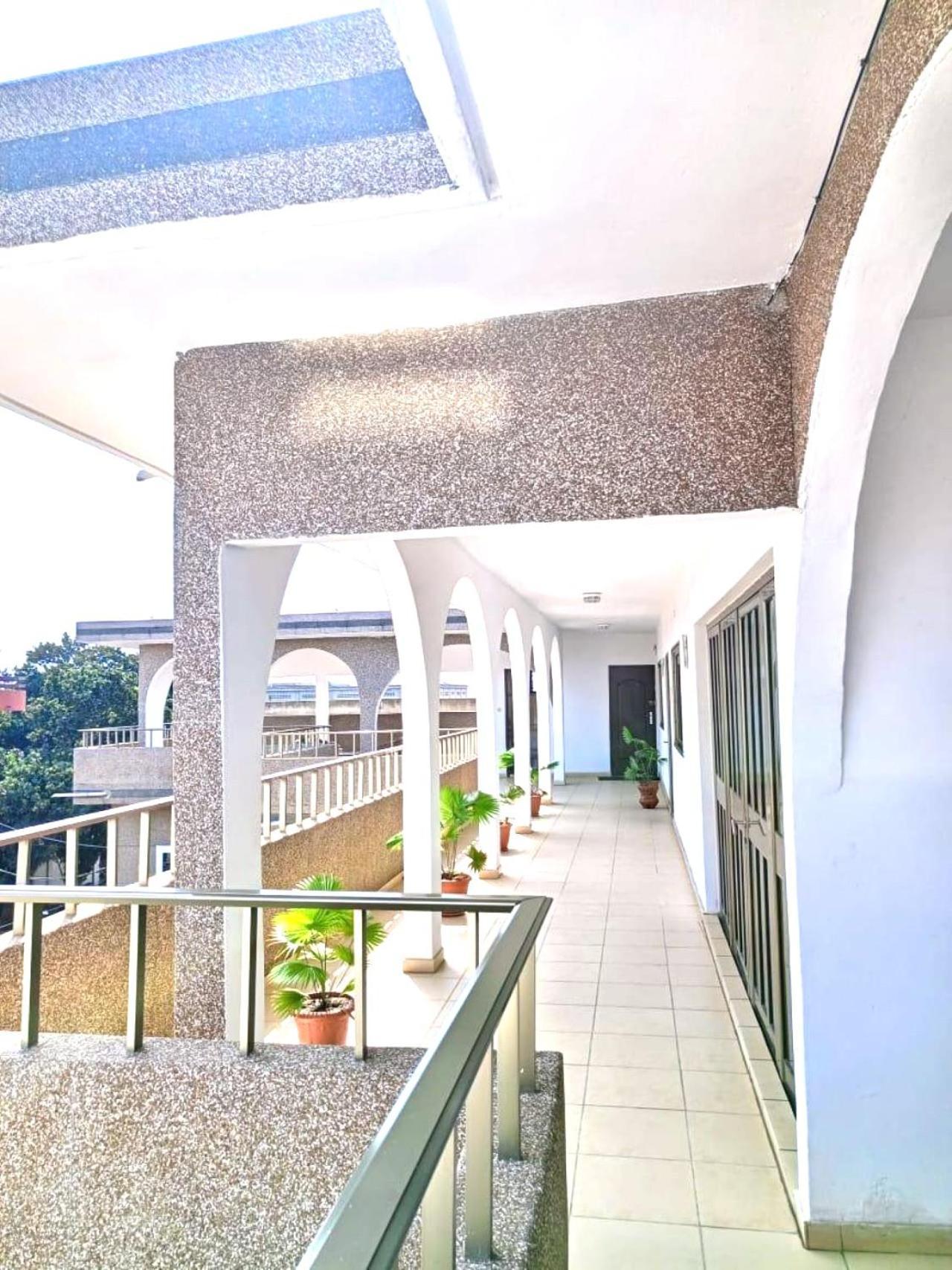 Rosalie'S Suites Ломе Экстерьер фото